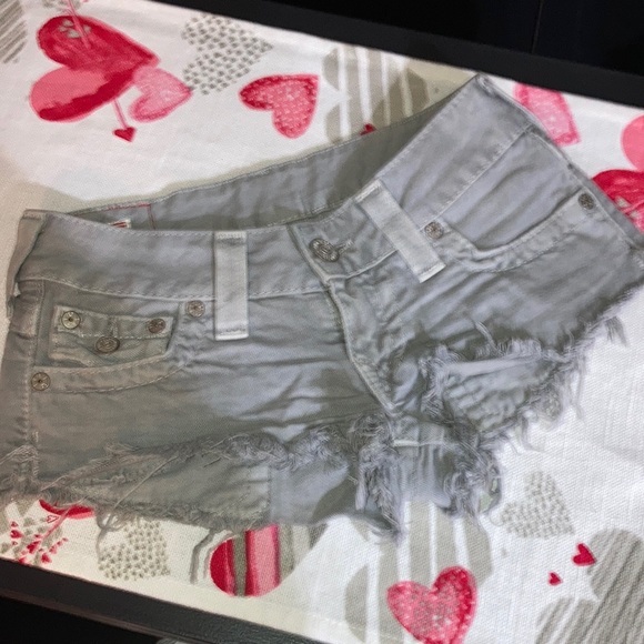 Women’s True Religion frayed Gray Jean Shorts - Picture 1 of 4